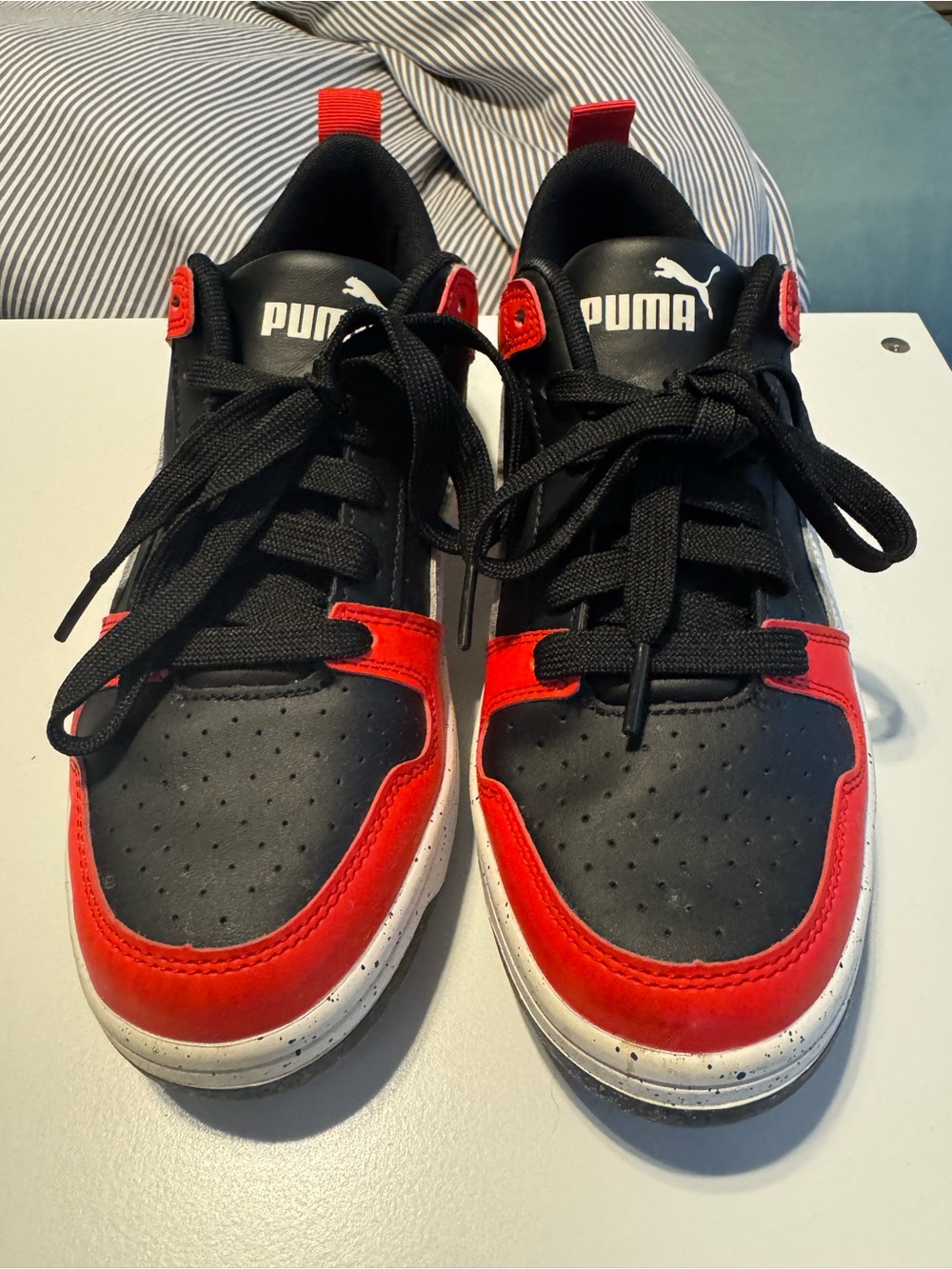 Men’s Puma Black & Red Low-Top Sneakers size 7.5